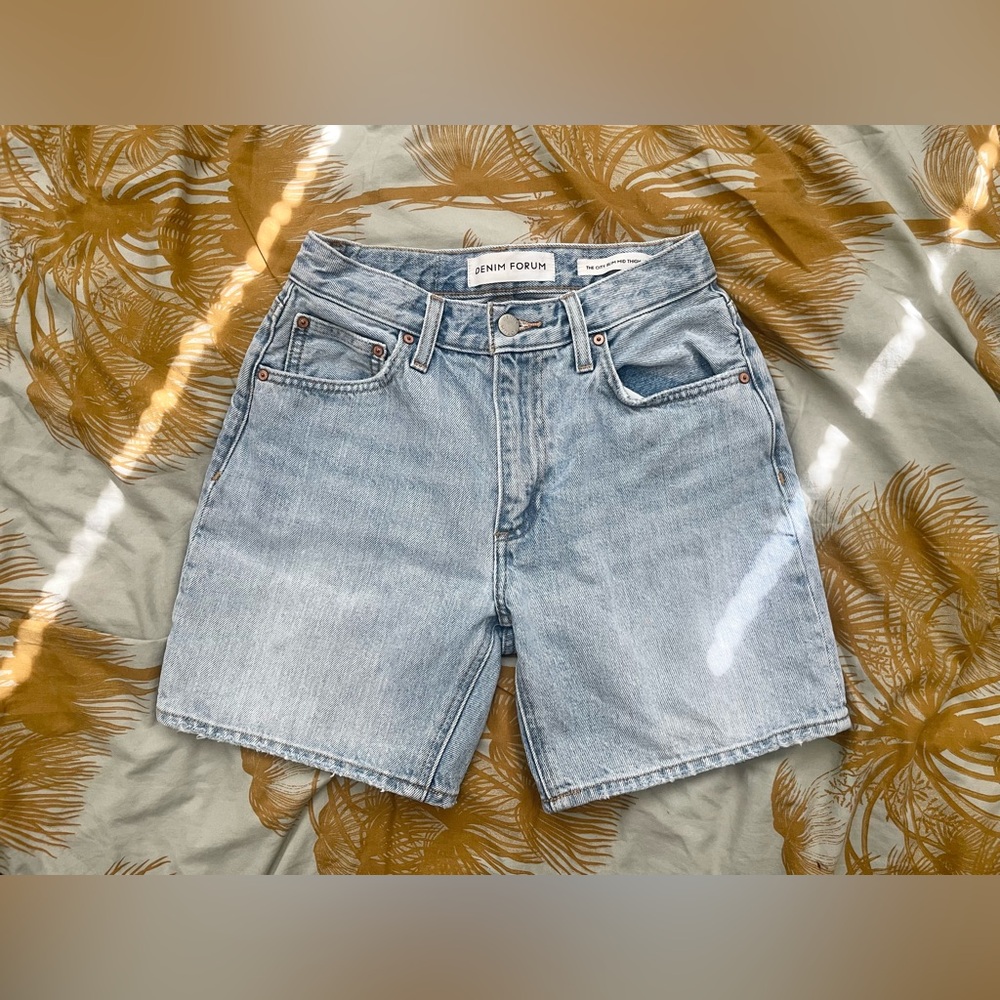Denim Forum city slim mid thigh short 23 6” read!